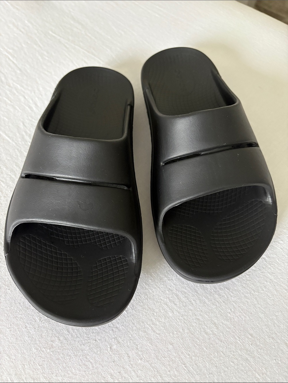 OOFOS Black Slide Sandals - OOahh - men’s size 6/women’s size 8